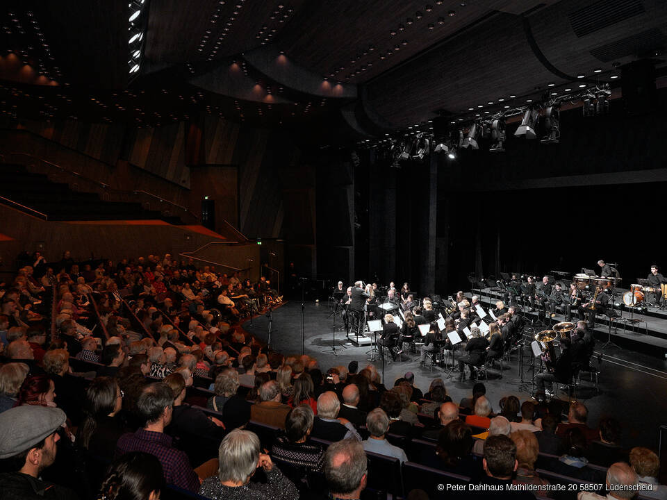 Puplikum und Orchester von der Seite