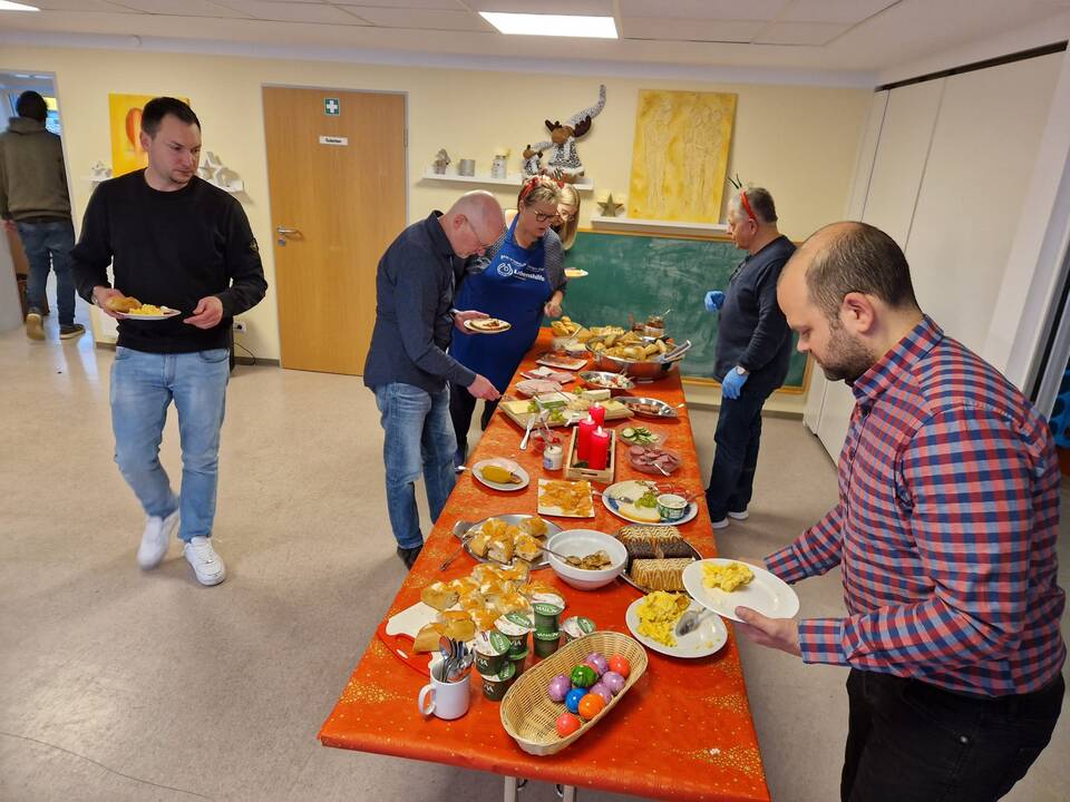 Mehrere Personen am Buffet.